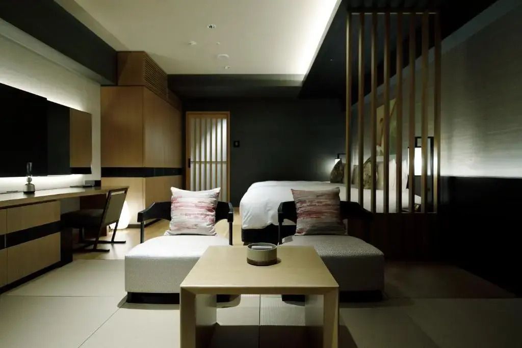 Schickes Zimmer mit Sitzbereich und japanischer Raumgestaltung