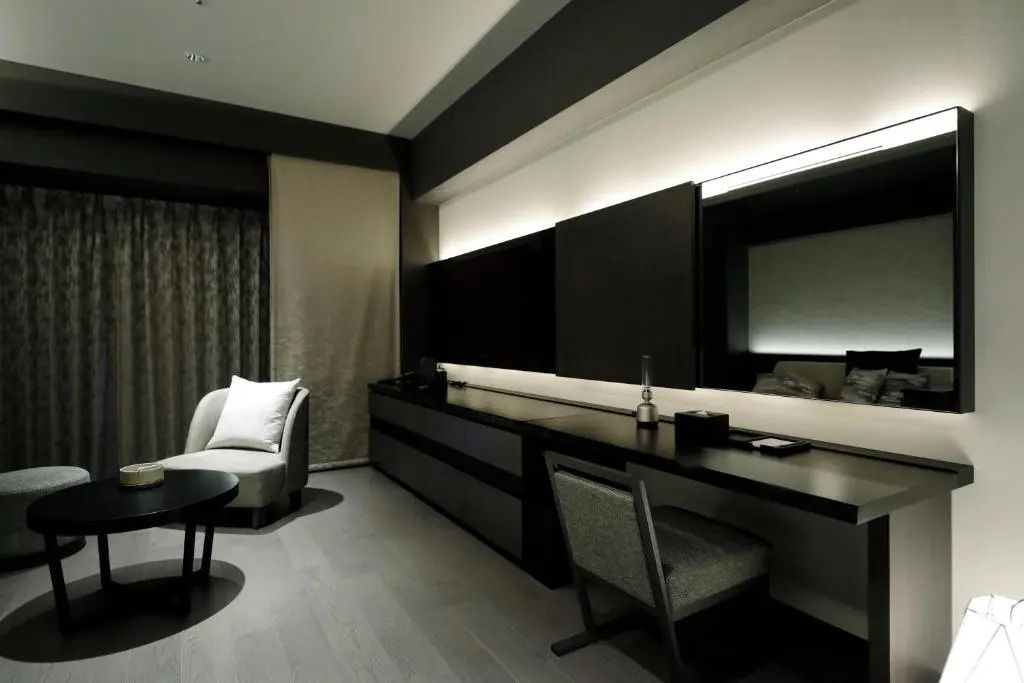Geräumiger Arbeitsbereich im Hotelzimmer mit stilvollem Design