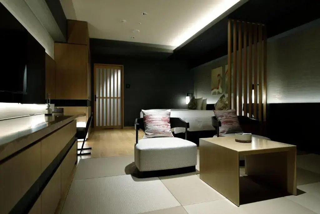 Geräumiges Hotelzimmer mit moderner japanischer Ästhetik