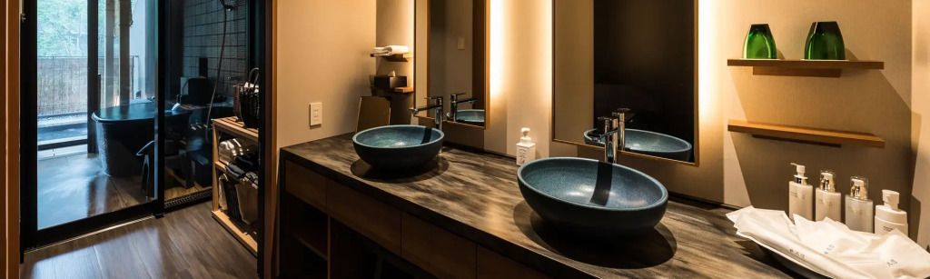 Doppelte Waschbecken in einem luxuriösen Badezimmer mit warmem Licht.