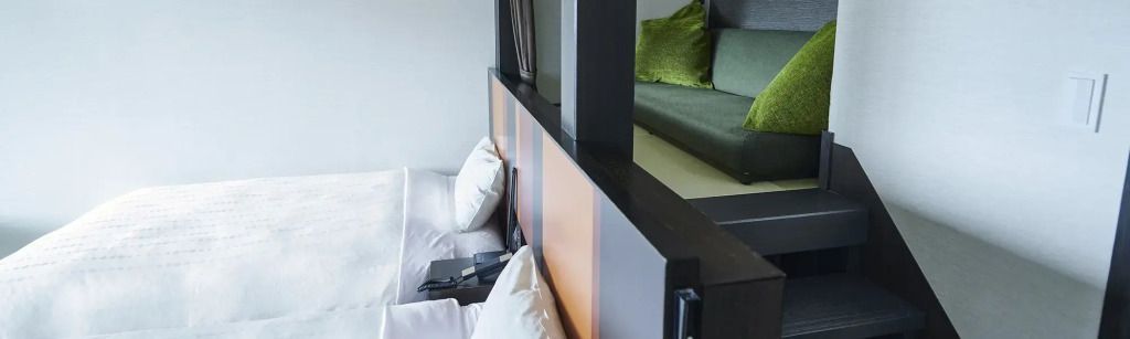 Blick auf das moderne Design und die gemütlichen Betten im Maisonette-Zimmer