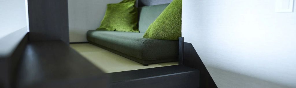 Sitzbereich mit grünem Sofa und modernen Akzenten im Zimmer