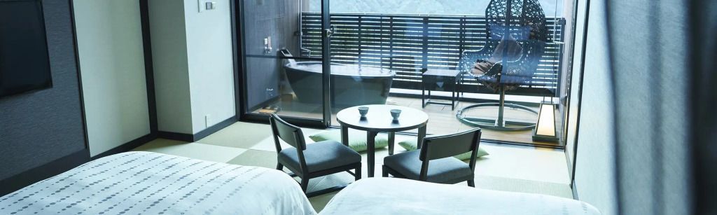 Offenes Bad auf der Terrasse mit Panoramablick im Maisonette-Zimmer