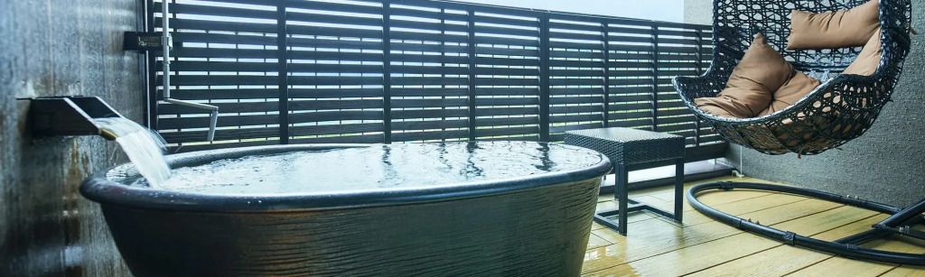 Entspannendes offenes Bad auf der Terrasse des Hotels