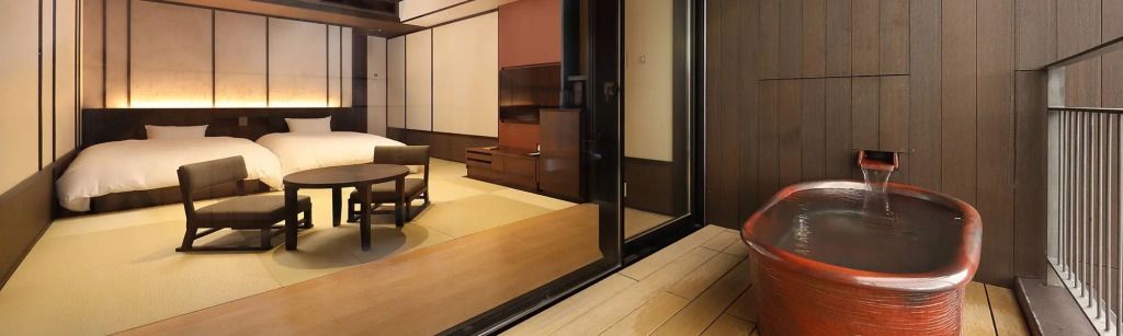 Elegantes Zimmer mit minimalistischem Innendesign und offenem Zugang zum Außenbereich.