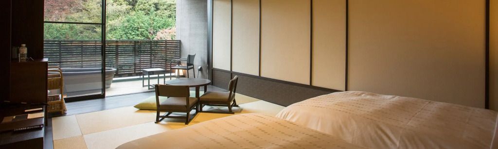 Bequemes Doppelzimmer mit zwei Einzelbetten und japanisch inspiriertem Design.