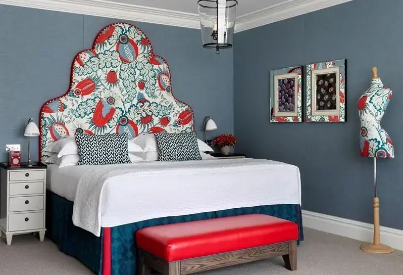 Luxuriöse Junior-Suite mit dekorativem Kopfteil im Ham Yard Hotel