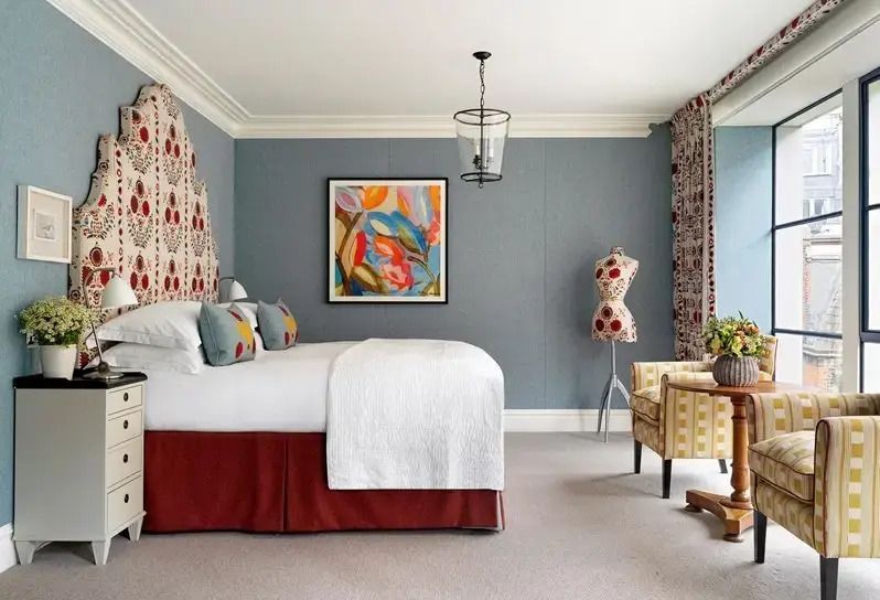 Geschmackvoll eingerichtetes Schlafzimmer in einer Deluxe Junior-Suite