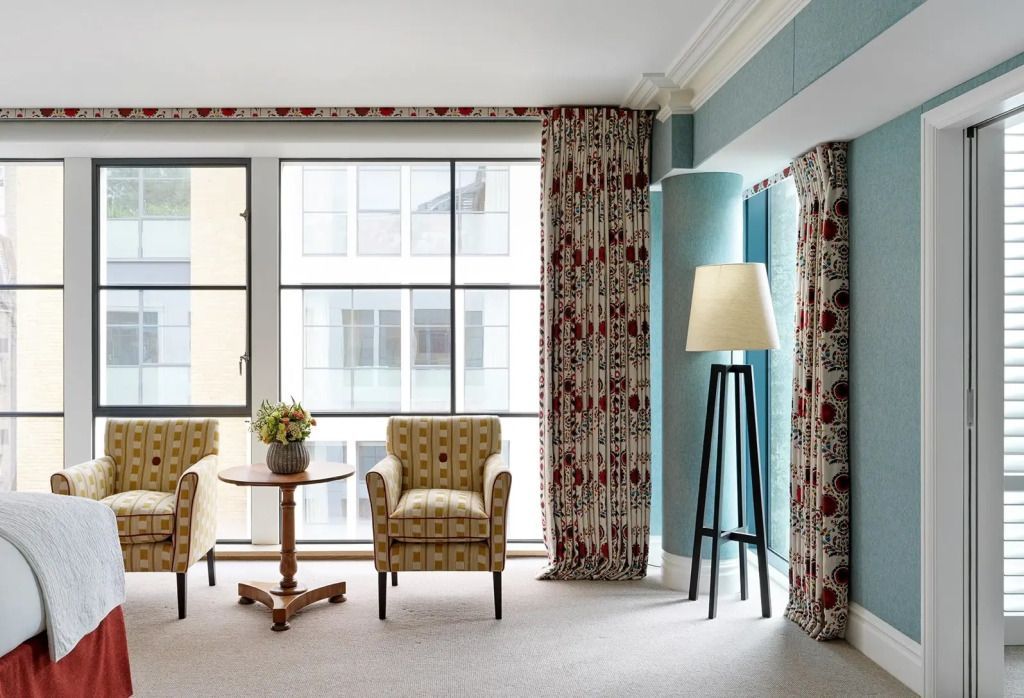 Sitzecke mit großen Fenstern und moderner Einrichtung in der Junior-Suite