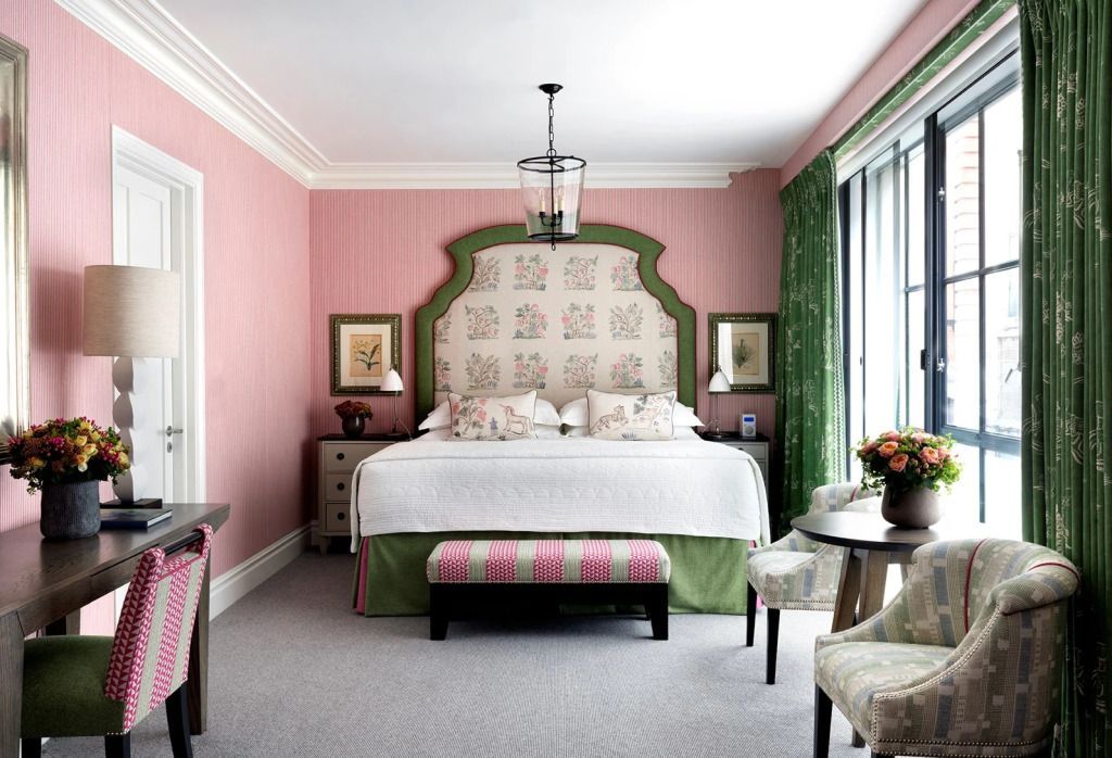 Deluxe Doppelzimmer mit floralem Kopfteil und eleganten Dekorationen
