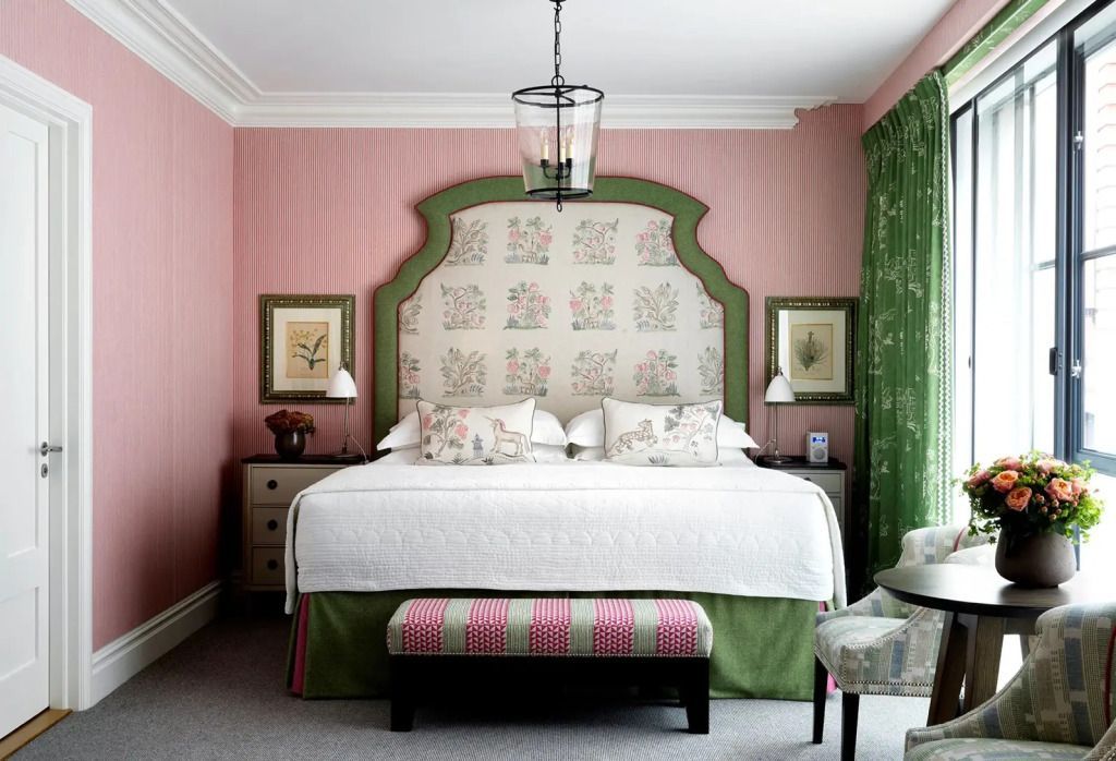 Komfortables Schlafzimmer in einem Deluxe Zimmer mit dekorativem Kopfteil