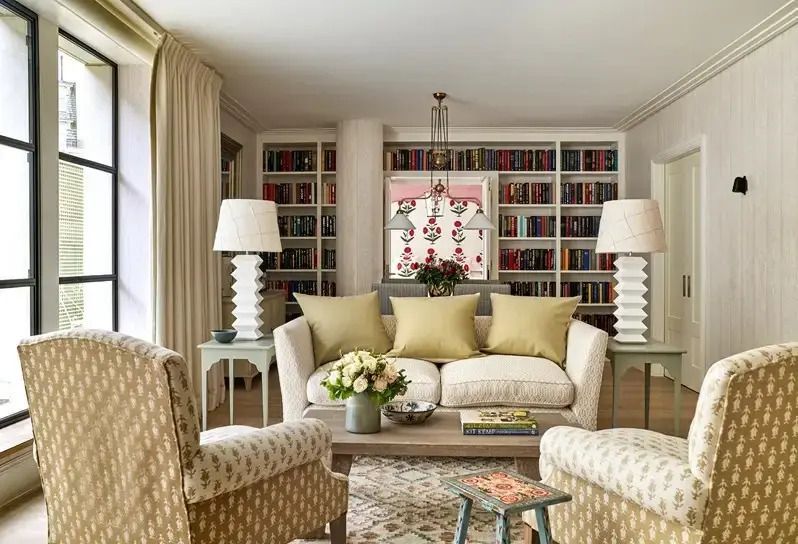 Wohnbereich im eleganten Stil mit bequemen Sofas und Bücherregal