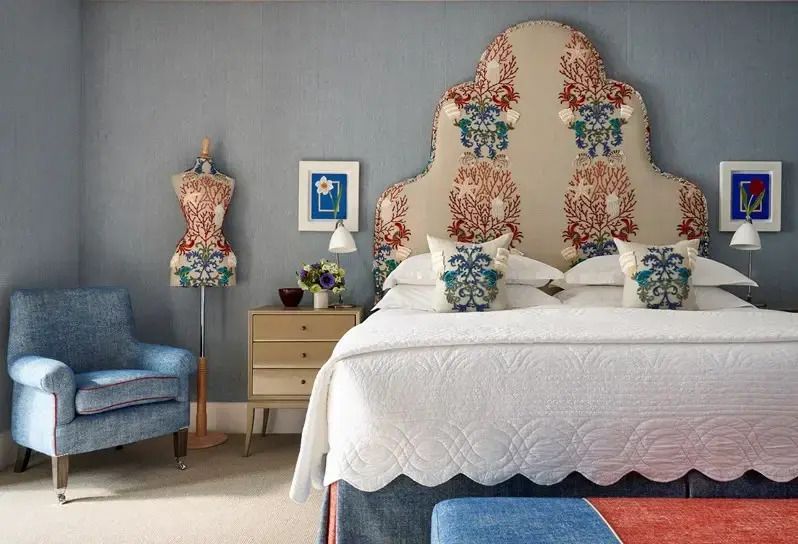 Luxuriöse Schlafzimmeransicht mit farbenfrohem Kopfteil und eleganter Dekoration