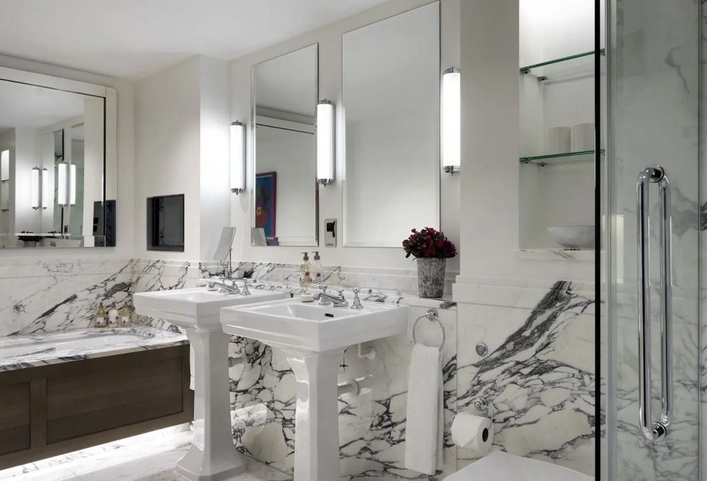 Luxuriöses Badezimmer mit Marmordetails und Spiegeln