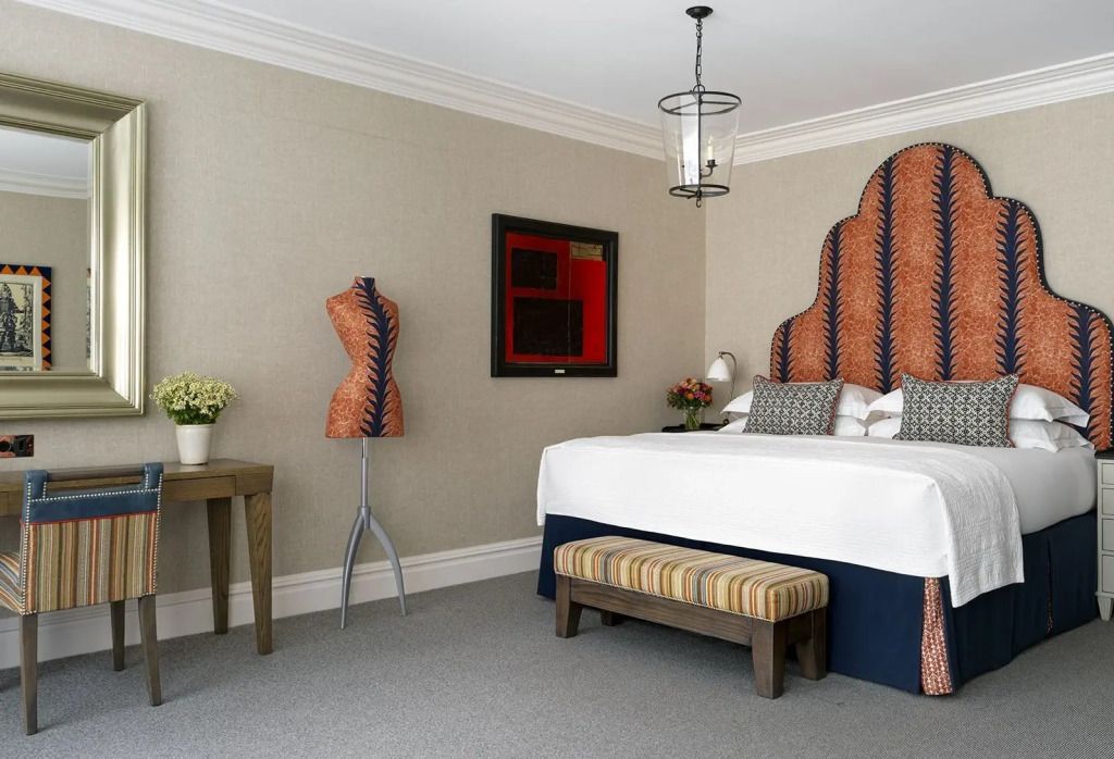 Luxuriöses Doppelzimmer mit stilvollem Kopfteil und elegantem Dekor
