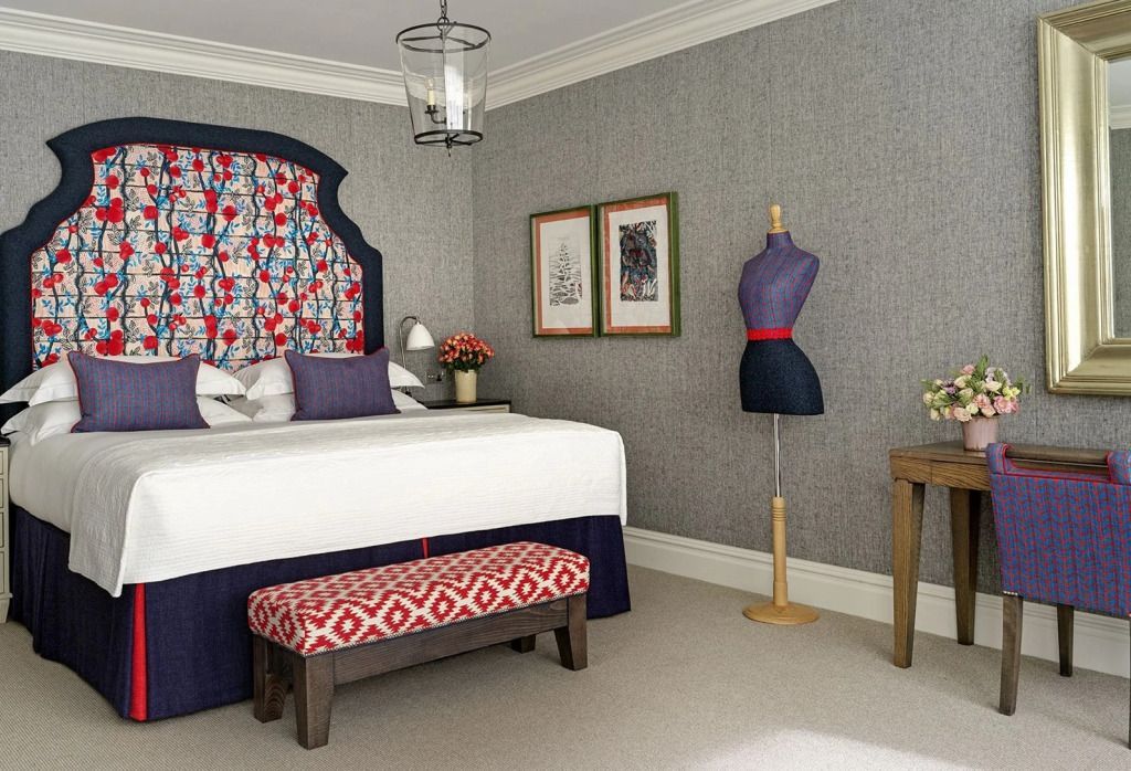 Elegantes Doppelzimmer mit buntem Kopfteil und modischen Dekoelementen