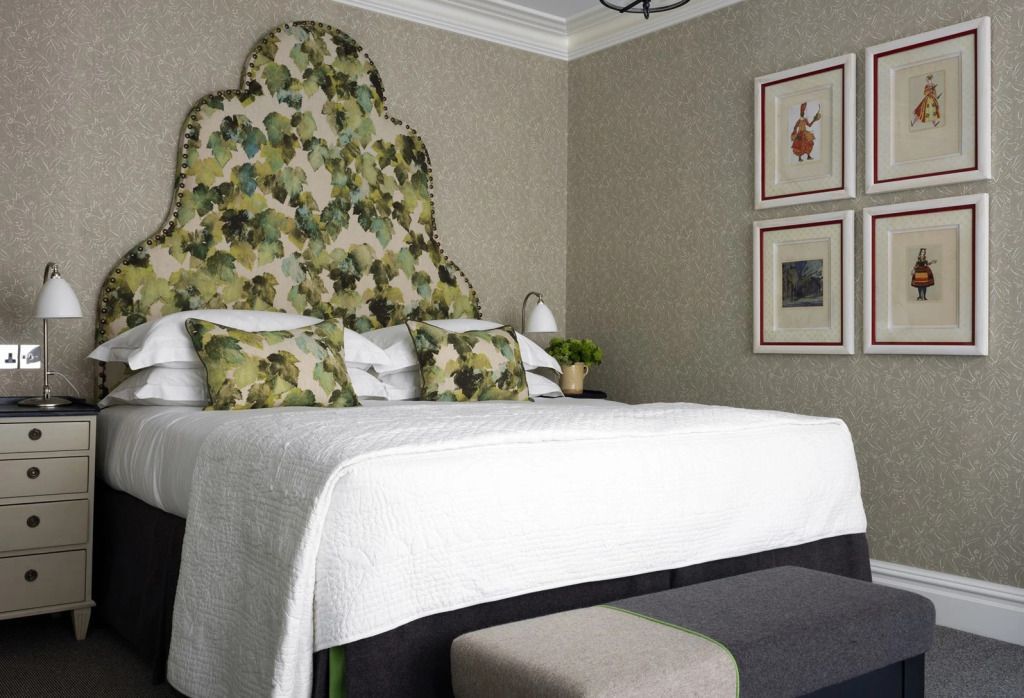 Luxus Doppelzimmer mit floralem Kopfteil und eleganter Bettwäsche