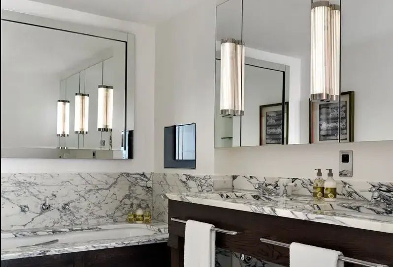 Luxuriöses Badezimmer mit Marmordetails und modernen Spiegeln im Ham Yard Hotel