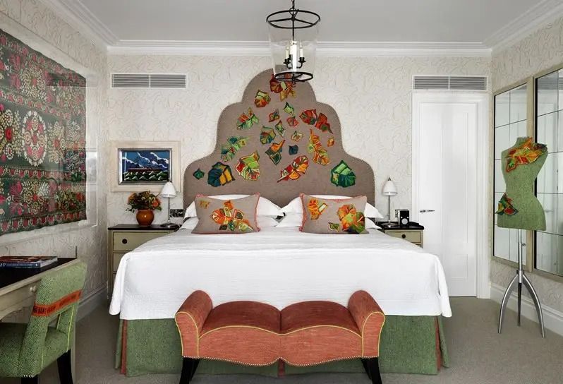Elegantes Schlafzimmer mit kunstvoll verziertem Kopfteil und modernen Akzenten.