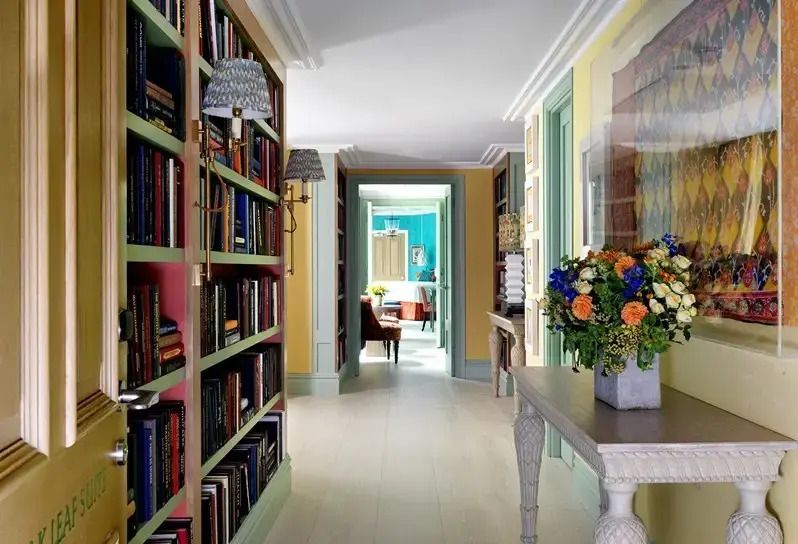 Elegante Bibliothek mit reich gefüllten Bücherregalen und einladendem Durchblick.