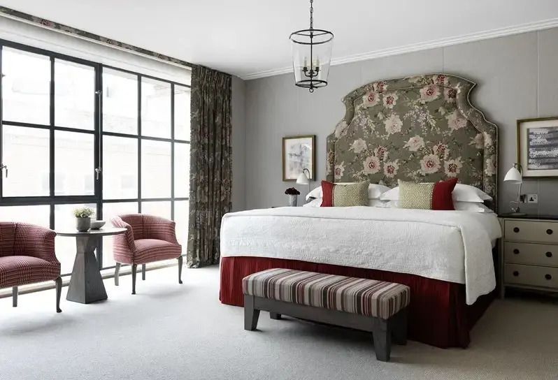 Elegantes Schlafzimmer im Ham Yard Hotel mit floralem Kopfteil und großem Fenster