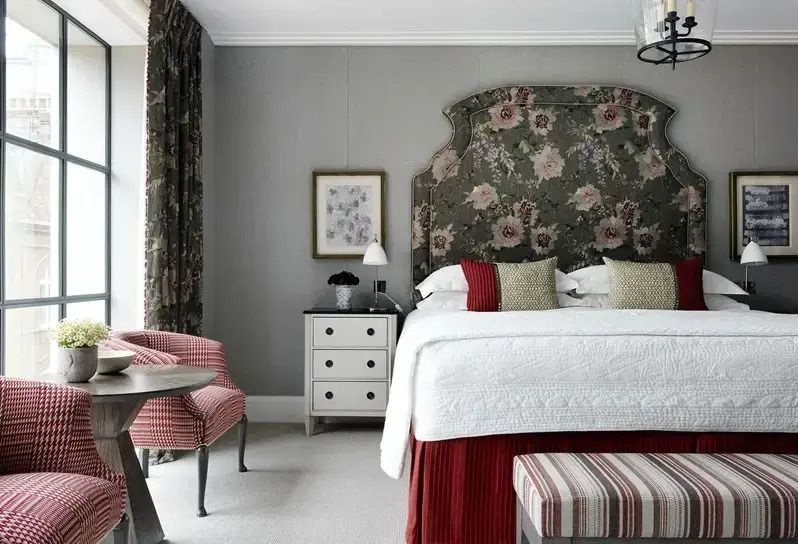 Komfortables Schlafzimmer im Ham Yard Hotel mit stilvollem Kopfteil und bequemen Sitzgelegenheiten