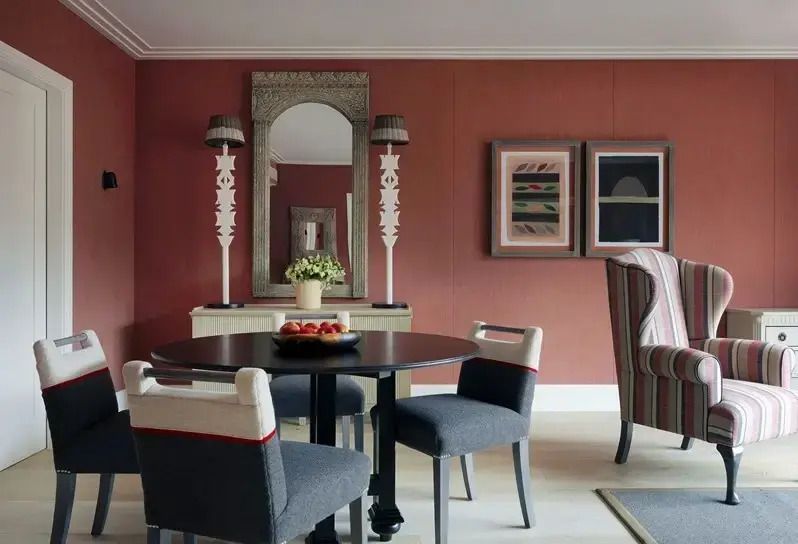 Eleganter Essbereich im Ham Yard Hotel mit künstlerischen Wanddekorationen und moderner Einrichtung