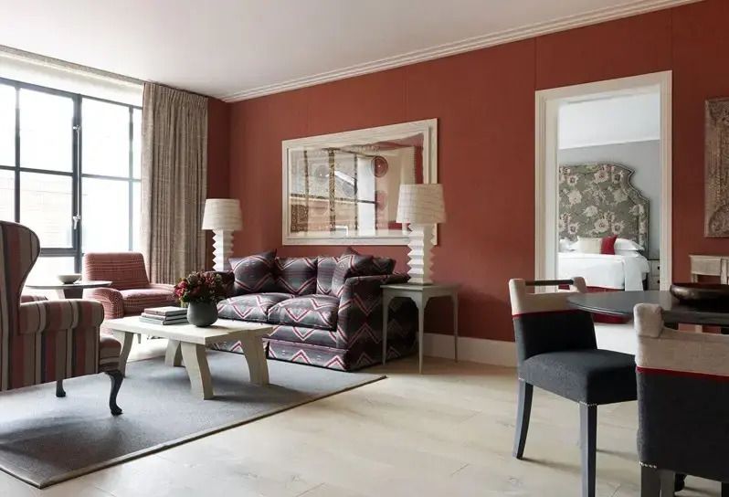 Gemütlicher Wohnbereich im Ham Yard Hotel mit bequemen Möbeln und großen Fenstern