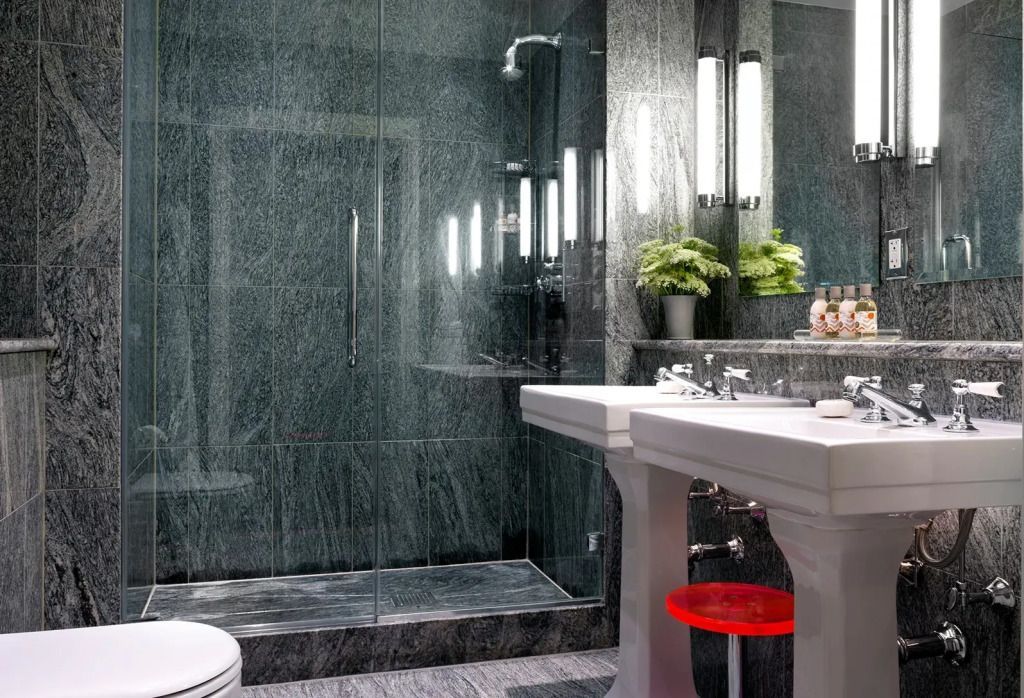 Modernes Badezimmer mit stilvollen Marmorfliesen und großzügiger Dusche
