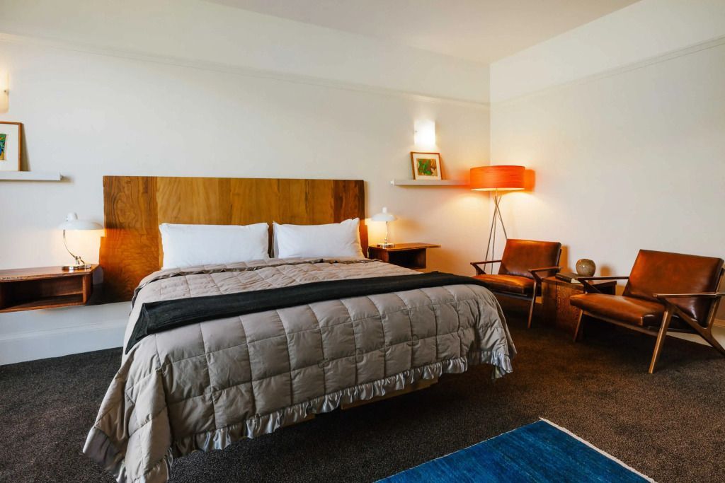 Standard Zimmer mit großem Bett und modernem Design