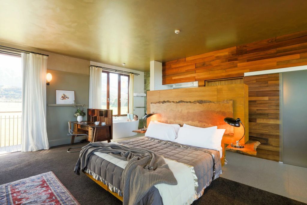 Luxuriöses Schlafzimmer mit Holzverkleidung und stilvoller Einrichtung