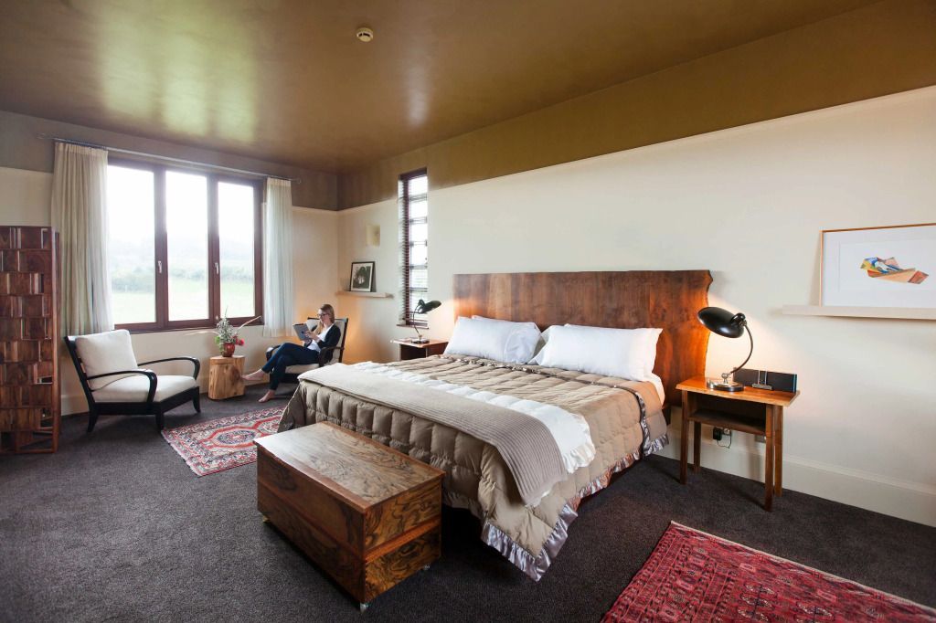Komfortables Schlafzimmer mit großem Fenster und gemütlicher Sitzecke