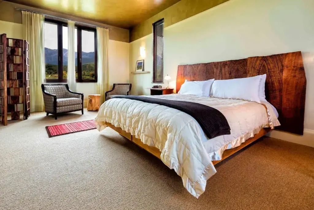 Luxus-Schlafzimmer mit Panoramafenster und hochwertiger Einrichtung