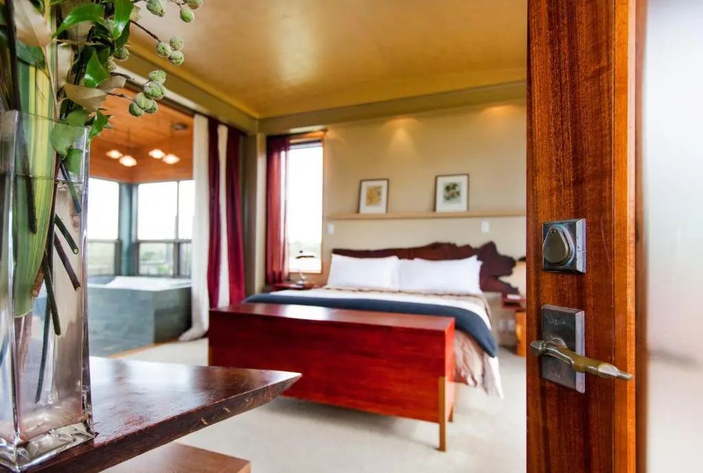 Elegantes Schlafzimmer mit Holzdekor und großem Bett in der Superior Doppel Suite.