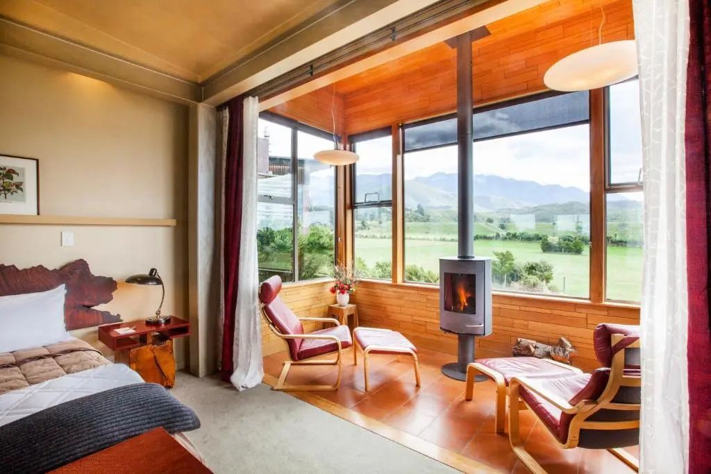 Sitzbereich am Fenster mit Bergblick und Kamin in der Suite.