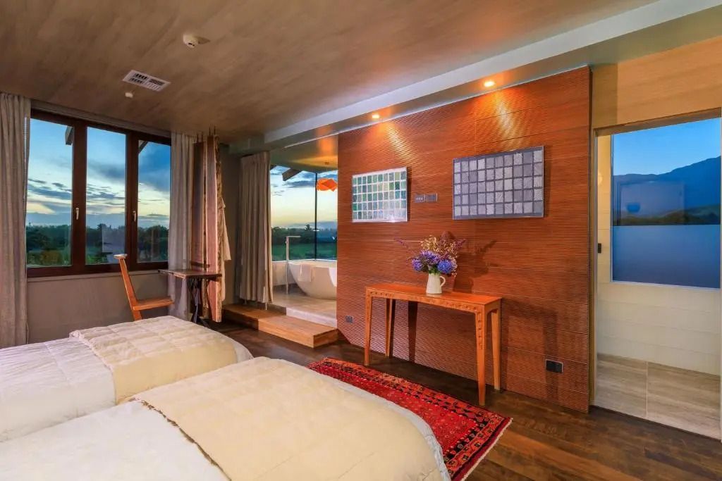 Elegantes Zimmer mit Badewanne und zwei Einzelbetten