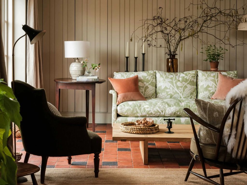 Elegante Lounge mit stilvollen Möbeln und dekorativen Elementen.