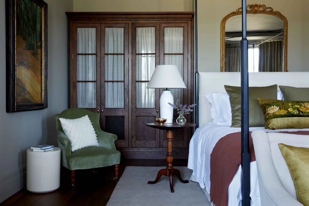 Schlafzimmer mit eleganter Einrichtung und hohem Holzschrank