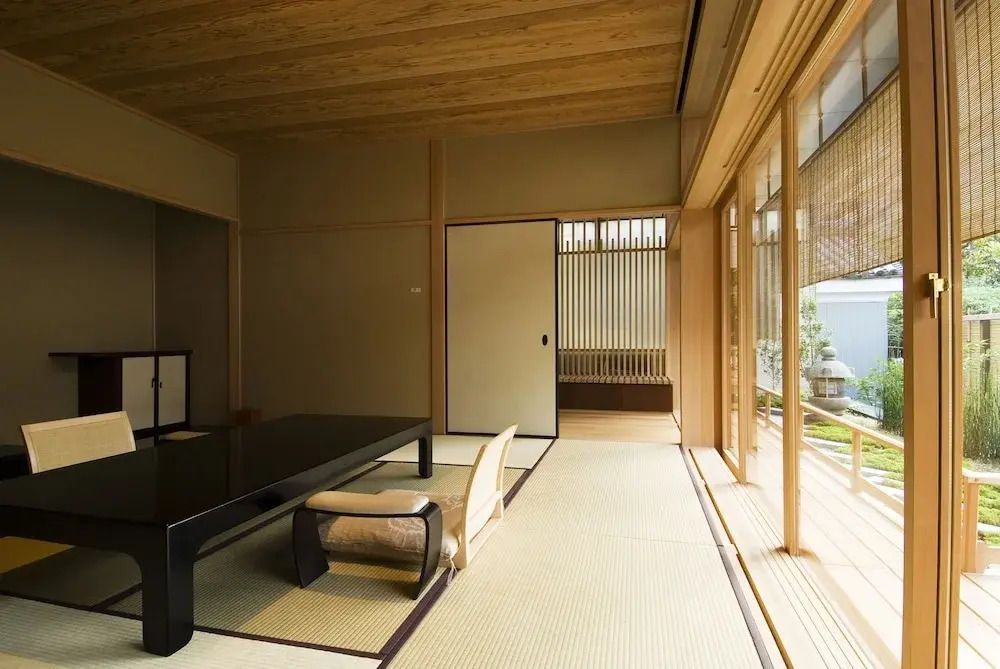 Traditionelles japanisches Zimmer mit Tatami und einem niedrigen Tisch.