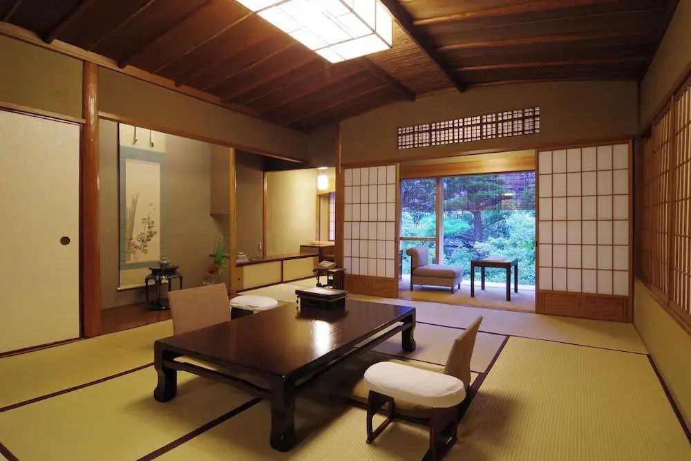 Traditionelles Zimmer mit Tatami, Schiebetüren und Gartenblick.