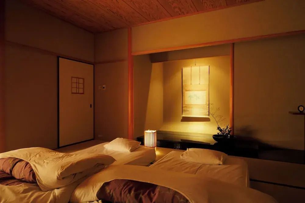 Gemütlicher japanischer Schlafbereich mit Futons.