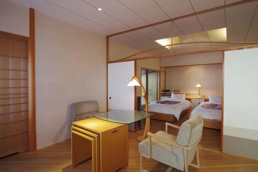 Elegantes Standardzimmer im Hiiragiya Ryokan mit zwei Betten und modernem Dekor.