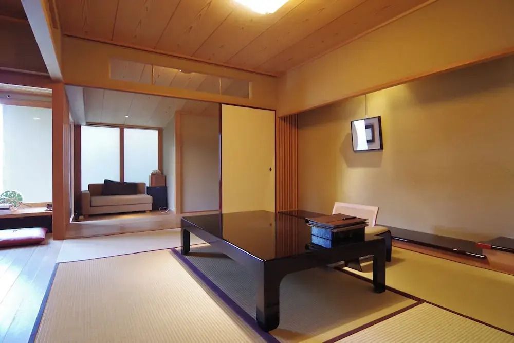 Traditionelles japanisches Zimmer im Hiiragiya Ryokan mit Tatamimatten und niedrigem Tisch.