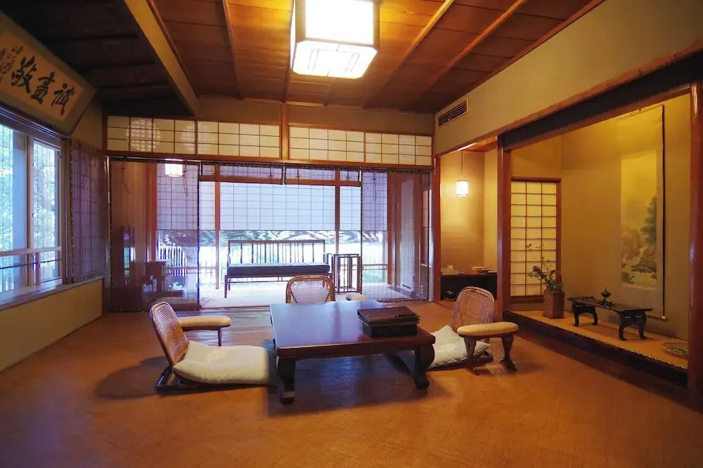 Gemütliche japanische Sitzecke im Hiiragiya Ryokan mit Tatamimatten und Zabutonkissen.