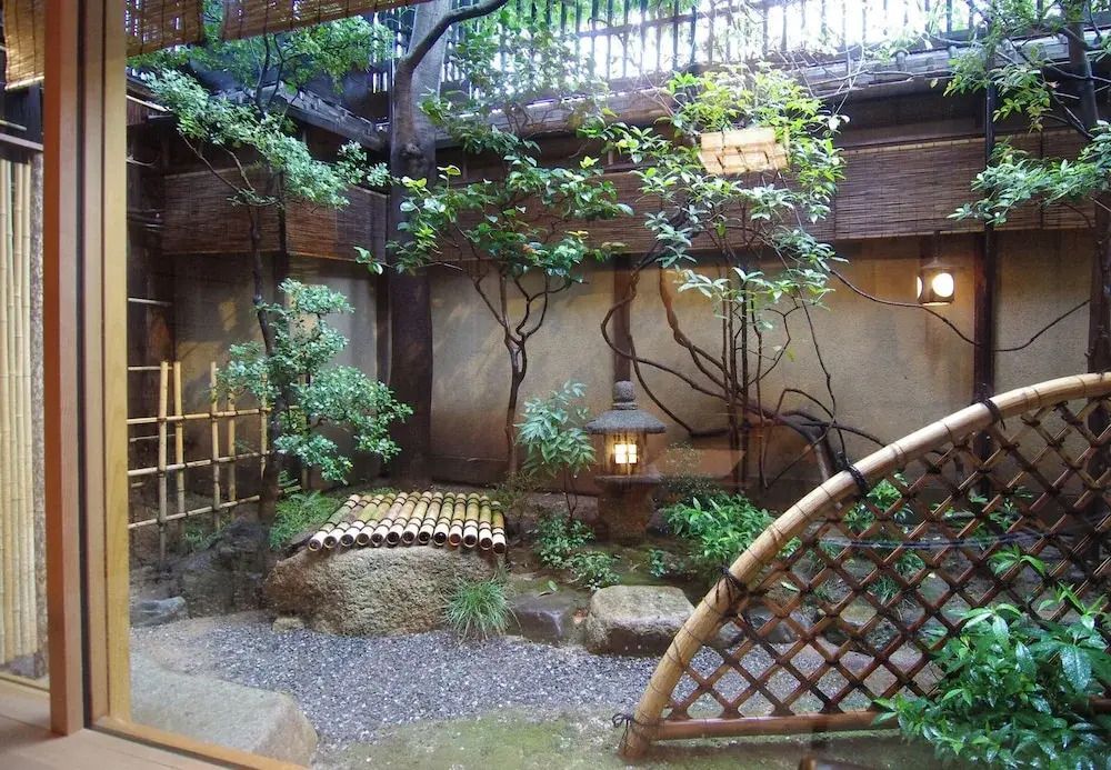 Traditioneller japanischer Garten mit Laterne und Bambuszaun