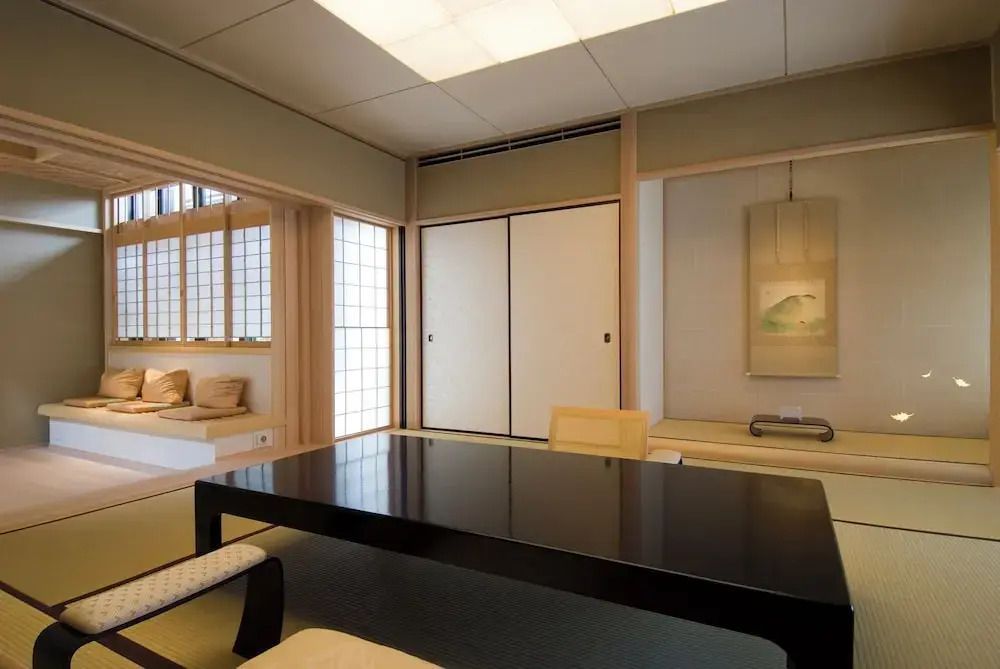 Traditionelles Tatami-Zimmer mit niedrigem Tisch und Shoji Türen