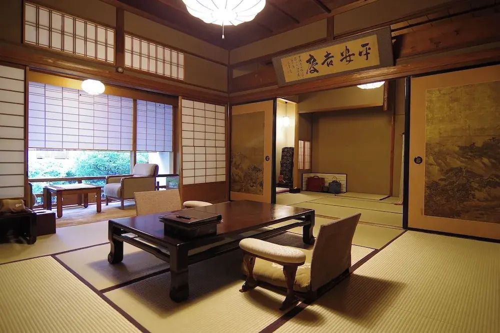 Geräumiges Tatami-Zimmer mit Holztisch und Shoji Trennwänden