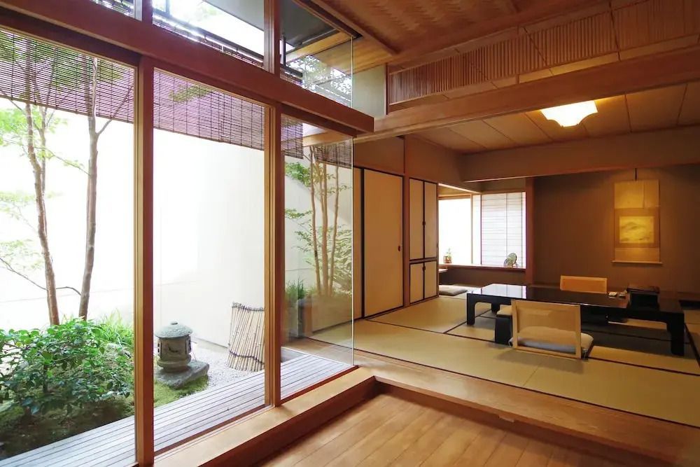 Lichtdurchflutetes Tatami-Zimmer mit Gartenblick