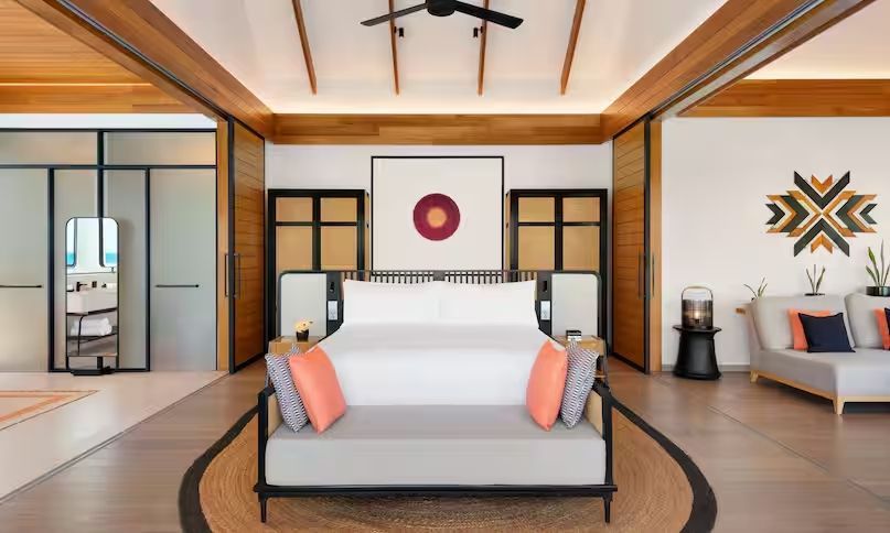 Geräumige Overwater Suite mit modernem Design und eleganten Dekorelementen