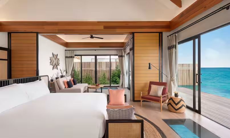 Helles Schlafzimmer mit direktem Zugang zur Terrasse und privaten Pool